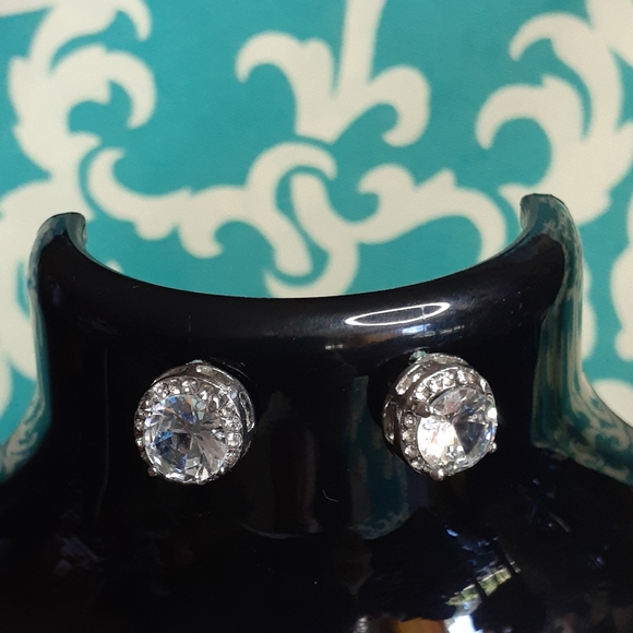 18K White GoldF White Sapphire Halo Earring - Picture 11 of 15